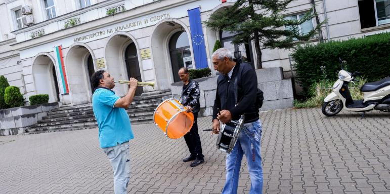 Ромски оркестър направи серенада под прозорците на министър